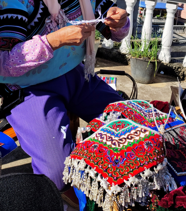 帮助乡村女性提升刺绣技艺，实现居家就业创业
